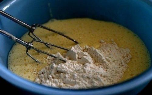 Шарлотка.  Ингредиенты:   Яйца - 4 шт. 02