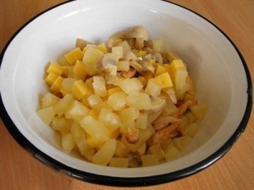 Салат с курицей, ананасом, грибами и сыром. 01