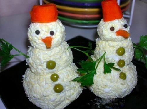 Закуска из сыра с чесноком и майонезом.