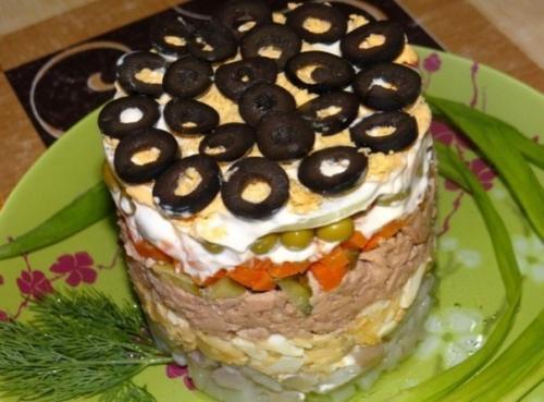 Нежный слоеный салат с печенью трески.

