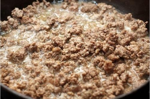 Спагетти болоньезе.  Даже в итальянских источниках существуют вариации соуса болоньезе, не говоря уж об общемировой практике. 03