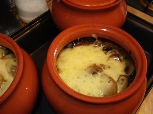 Мясо в горшочке с картофелем и сыром.