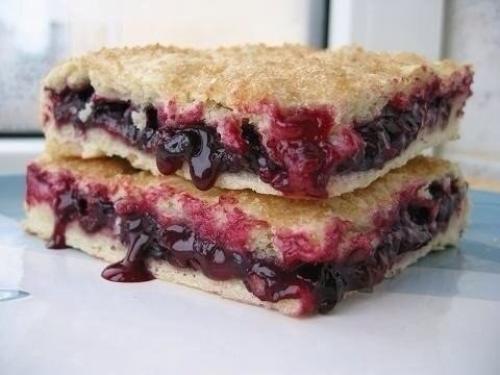 Постный пирог с черной смородиной.