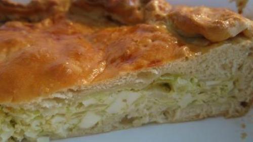 Пирог из дрожжегого теста с капустой и яйцом.