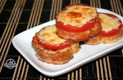 Гренки с помидорами и сыром.