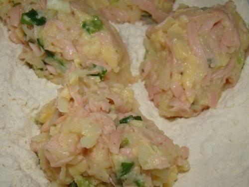 Биточки.  Ингредиенты:  - 4 шт вареного картофеля. 02