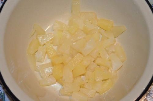 Салат с ананасами, сыром и чесноком от Наташи чагай. 01