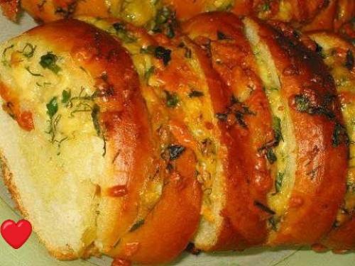 Ароматный, вкуснейший запеченный батон с сыром и чесноком.