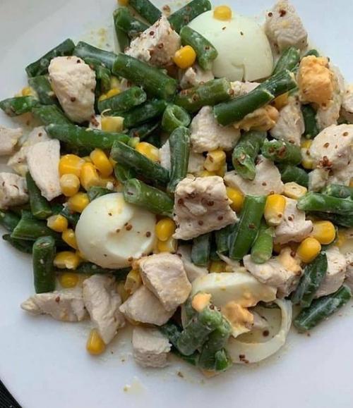 Салат с куриной грудкой и фасолью.