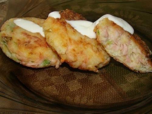 Биточки.  Ингредиенты:  - 4 шт вареного картофеля.