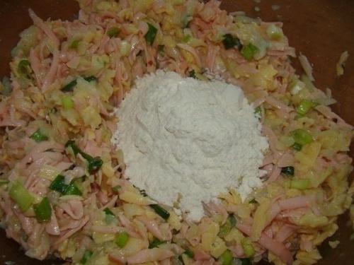 Биточки.  Ингредиенты:  - 4 шт вареного картофеля. 03