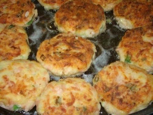 Биточки.  Ингредиенты:  - 4 шт вареного картофеля. 04