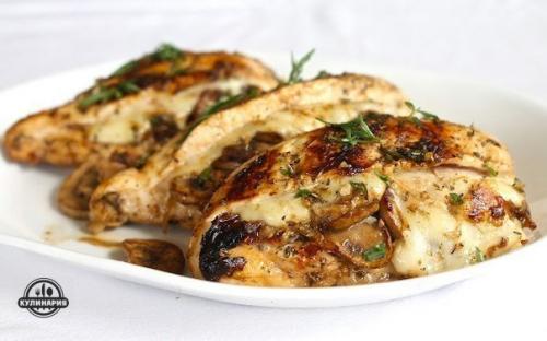 Курица фаршированная грибами и сыром.