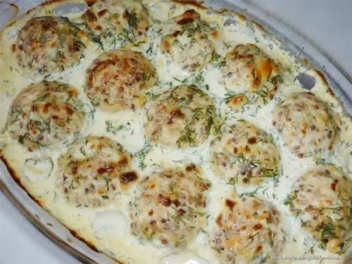 Легкие тефтели с начинкой и вкусным соусом.