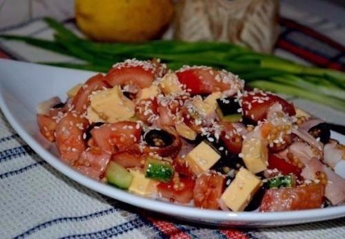 Салат с курицей, овощами и кунжутом. Салат с курицей, овощами и кунжутом.