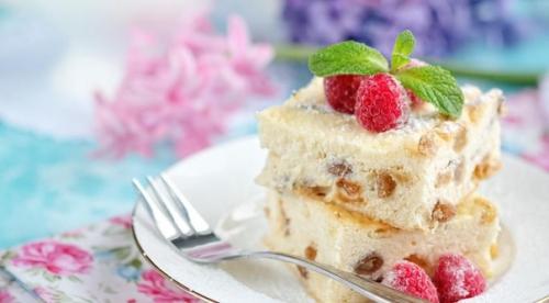 Творожная запеканка с изюмом.