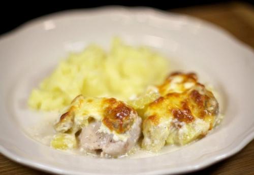 Курица с бананом и ананасом.