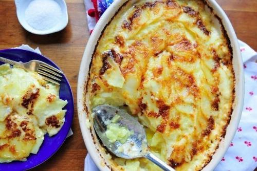 Гратен из картофеля с чесноком и розмарином.