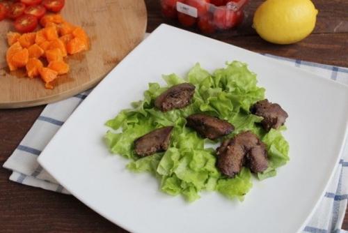 Салат с куриной печенью и мандаринами. 04