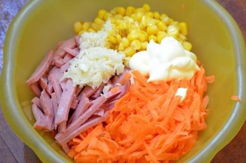 Салат с копченой колбасой и морковью. 03