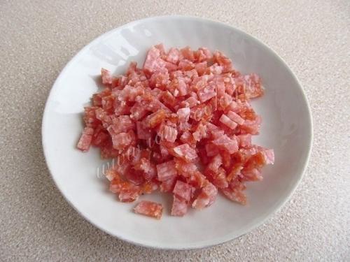 Салат с сухариками и копчёной колбасой.