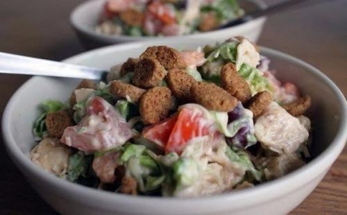 Сытный салат с куриной грудкой.