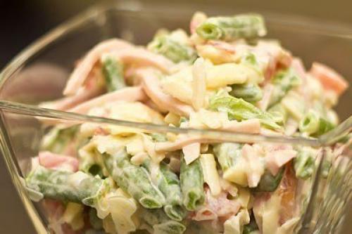 Салат с ветчиной и стручковой фасолью.