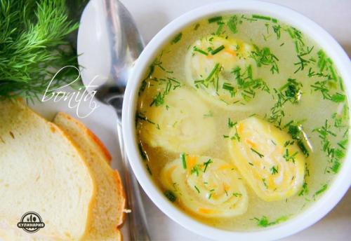 Вкусный куриный суп с сырными рулетиками. Вкусный куриный суп с сырными рулетиками.