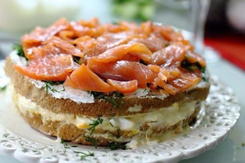 Бутербродный торт с семгой и креветками. 03