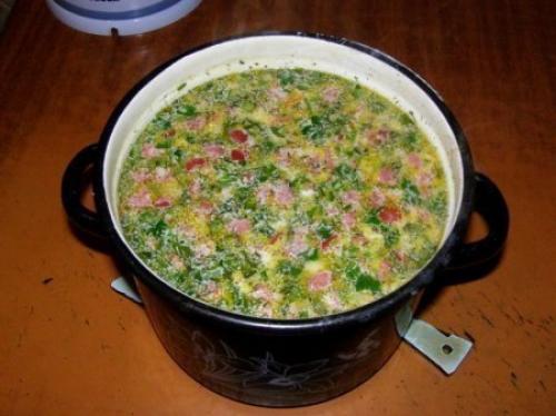Горячий сырный суп с колбасой.