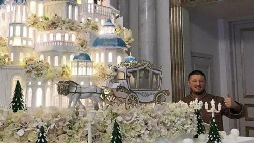 На свадьбу в Казахстане команда Рената агзамова 4- метровый торт сделала. 03