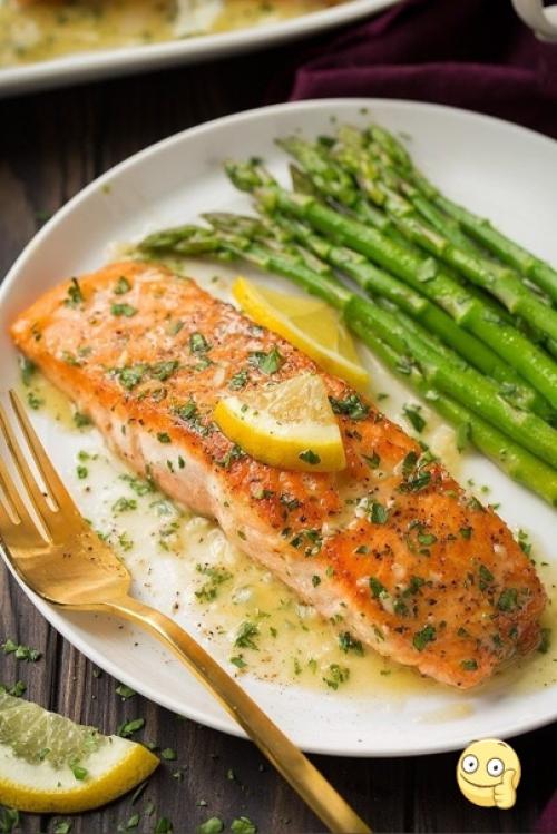 Лосось с чесночно - лимонным соусом.