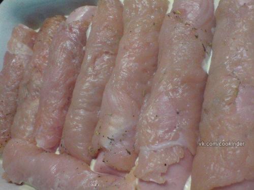 Рулетики из куриной грудки с сыром? 03