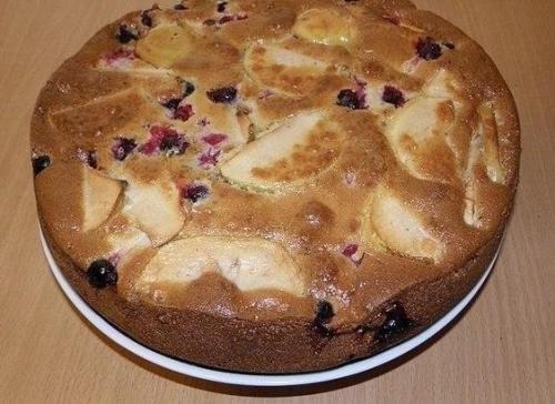 Самая вкусная шарлотка с яблочками и ягодами.