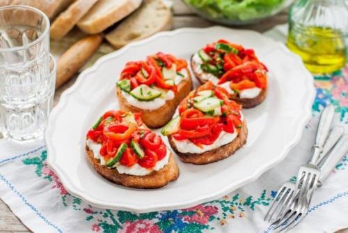 Ароматная брускетта с перцем и огурцом.