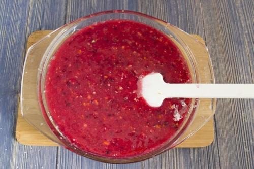 Крыжовник, протертый с сахаром.