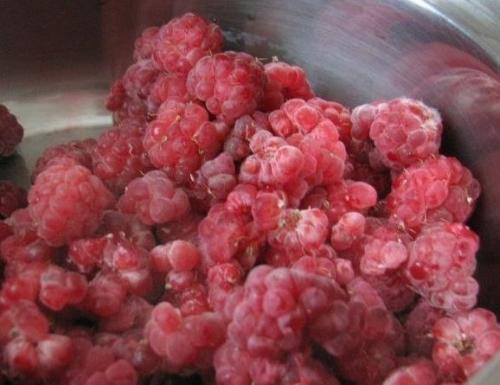 Бисквитный рулет с малиной. 03