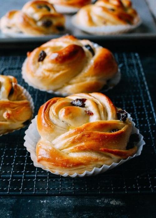 Булочки с изюмом. 02