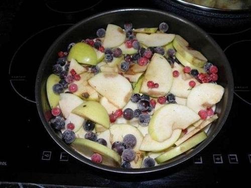 Самая вкусная шарлотка с яблочками и ягодами. 01