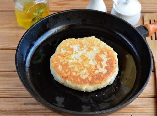 Пышные лепешки с сырным тестом и ветчиной. 04