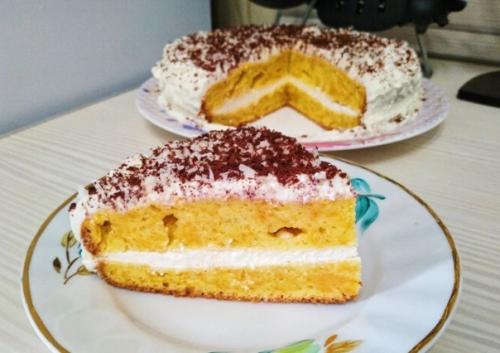Морковный пирог с творожной начинкой.