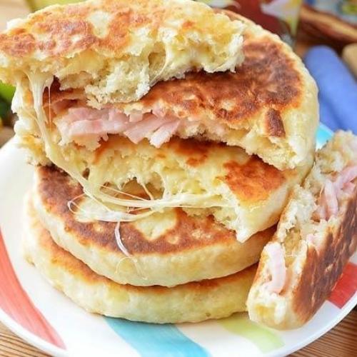 Пышные лепешки с сырным тестом и ветчиной. 03