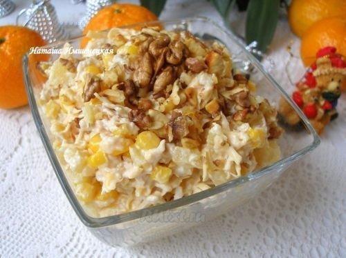 Салат с курицей и ананасом.