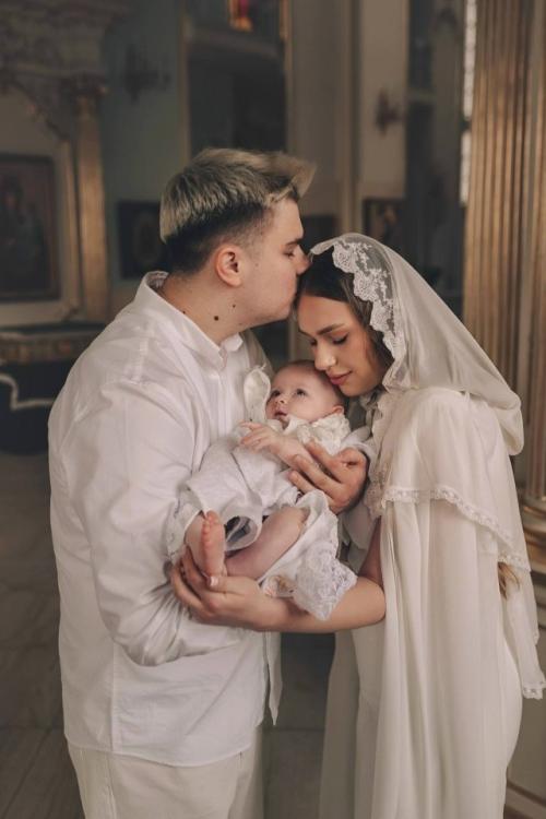 Маша и Роберт герберы совершили таинство крещения своей дочери Адель. 04