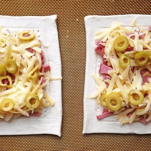 Слойка с ветчиной и сыром и яйцом из слоеного теста. Слойки с яйцом, ветчиной и сыром.