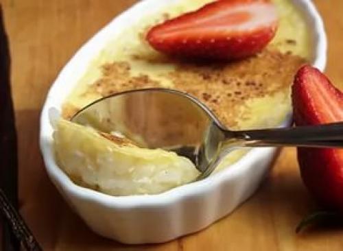 Очень вкусный манный пудинг с фруктами.