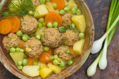 Суп с зелёным горошком и фрикадельками.
