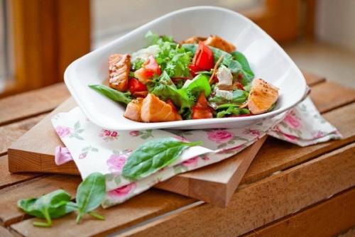 Салат с кусочками семги.