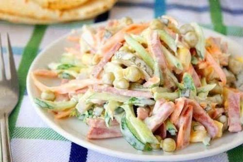 Очень простой и вкусный салатик.