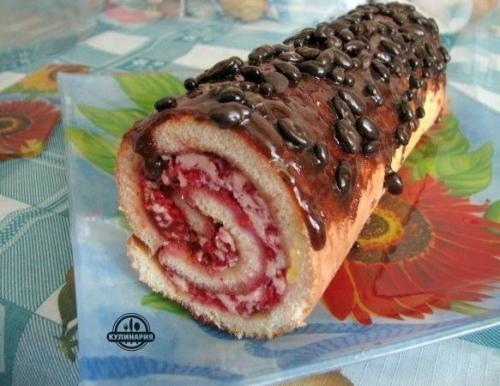Бисквитный рулет с малиной.
